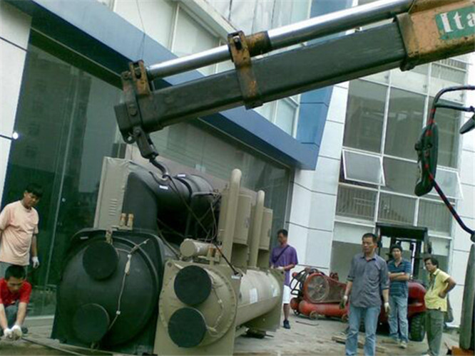 平城区随车吊和汽车吊的核心区别是什么？哪种更省钱？